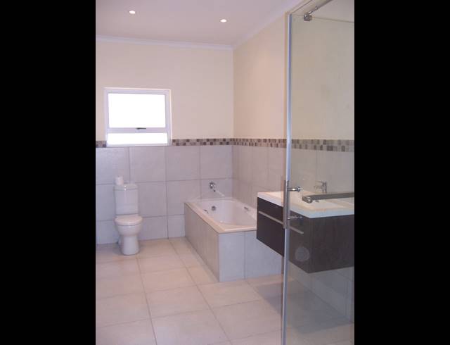 5 bed property to rent in SALT RIVER